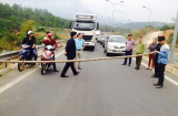 Dân dựng rào, chặn cao tốc Nội Bài - Lào Cai gây ách tắc