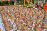 Choáng váng: Nữ đại gia dùng 300 đầu heo làm lễ vật đi chùa