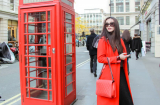 Khi sao Việt sang London khoe dáng bên bốt điện thoại