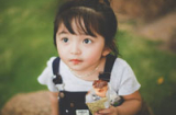 Bé gái 4 tuổi xinh như thiên thần gây sốt cộng đồng mạng