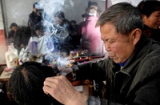 Kiểu cắt tóc dùng thanh kẹp sắt nóng độc đáo ở Trung Quốc