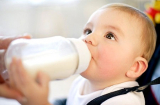 Cách xử lý khi trẻ bú bình bị sặc sữa