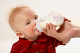 Cách để trẻ không bao giờ bị sặc sữa khi bú bình