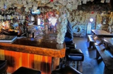 Quán bar được trang hoàng bằng hàng ngàn đô la lên tường