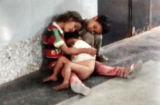 Xót xa hình ảnh ba em bé bị bỏ rơi ôm nhau giữa sân ga