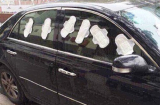 Nghi bạn trai phản bội, hotgirl dán đầy băng vệ sinh lên xe
