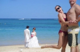 Cặp vợ chồng thích “chen” vào các bộ ảnh cưới ở Hawaii