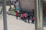 Phẫn nộ cô giáo phạt học sinh tiểu học quỳ giữa trưa nắng