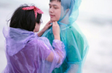 Bộ ảnh cưới “Ăn chơi sợ gì mưa rơi” của cặp đôi Hà Nội
