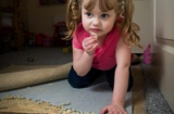 Cô bé 4 tuổi chỉ thích ăn cát, vữa, thảm trải sàn