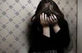 Ngại mang thai, mẹ để cha dượng cưỡng hiếp hai con gái suốt 1 năm