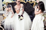 Bộ ảnh “Bố đơn thân xăm trổ mặc váy cưới” gây sốt mạng xã hội