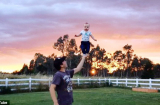 Kỳ lạ cậu bé 4 tháng tuổi đứng thăng bằng trên tay bố