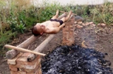 Kỳ lạ người đàn ông nướng mình trên lò than để chữa ung thư