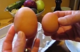 Kỳ lạ trứng gà to “đẻ” ra trứng gà con