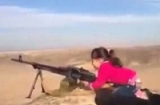 Bé gái 6 tuổi cầm súng bắn chết 400 phiến quân IS gây sốc