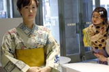 Cửa hàng Nhật thuê robot xinh đẹp như người thật làm tiếp tân