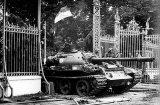 Cận cảnh 2 chiếc xe tăng húc đổ cổng Dinh Độc Lập 40 năm trước
