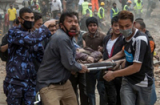 Động đất ở Nepal: Xác ch.ết liên tục được kéo ra từ đống đổ nát