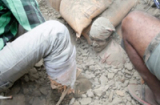 Động đất ở Nepal: Đau lòng bới gạch tìm người sống trong đổ nát