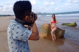 Khánh Thi diện bikini gợi cảm làm 'người mẫu ảnh' cho Phan Hiển