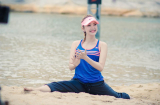 Minh Hằng hào hứng tập thể dục trên bãi biển