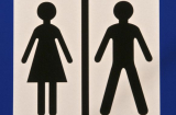 Biểu tượng người trên phòng vệ sinh nữ không phải là mặc váy?