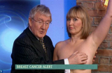 Nam bác sĩ vô tư sờ ngực phụ nữ trên sóng truyền hình