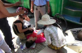 Hàng chục người cùng nhau nâng xe buýt cứu phụ nữ bị cuốn vào gầm
