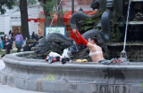 Choáng cảnh người phụ nữ tắm ở đài phun nước Hà Nội