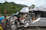 Nghệ An: Xe du lịch đâm đuôi xe tải, 9 người thương vong