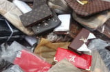 Hà Nội: Phá xưởng sản xuất hàng ngàn túi xách, ví da “xịn”