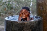 Những hình ảnh chống chọi với với nắng nóng kỷ lục ở Ấn Độ