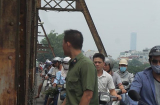Cầu Long Biên kẹt cứng người dân xem th.i th.ể nổi trên sông