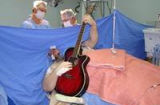 Kinh ngạc bệnh nhân vừa phẫu thuật não vừa tỉnh táo chơi guitar