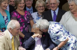 Cụ ông 103 tuổi vẫn hạnh phúc tổ chức đám cưới trên xe lăn