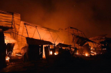 Hà Nội: Cháy lớn trong đêm, hàng nghìn người bỏ chạy