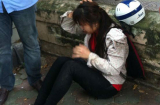 Hà Nội: Đang đi xe, nữ sinh bị cành cây cổ thụ rơi trúng đầu