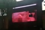 Ngượng chín mặt vì bỗng được xem phim sex ở màn hình lớn giữa phố