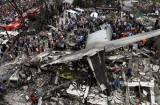 Rơi máy bay ở Indonesia: Nhà cửa, xe hơi tan nát sau tai nạn