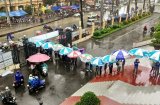 Hình ảnh cảm động trong buổi thi giữa trời mưa ở Sài Gòn