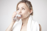 Sai lầm gây hại khôn lường khi uống nước trong những ngày hè