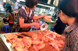 Phát hãi thịt gà chảy nước 25.000 đồng khắp chợ Hà Nội