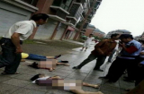 Trung Quốc: Vợ bỏ đi, chồng ném hai con từ tầng 11 rồi tự tử