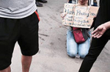 Hà Nội: Cô gái quỳ dưới đường xin được bán nước lấy tiền nuôi con
