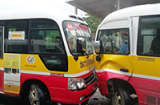 Xe buýt tông nhau trực diện, nhiều hành khách phải nhập viện