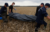 Ánh ảnh từ xác chết MH17 rơi thủng nóc nhà, mùi tử khí nồng nặc