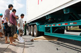 Kinh hoàng: Container cán chết đôi vợ chồng 9X