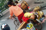 Nhói lòng bức ảnh em bé ngủ gật sau xe đạp cà tàng của mẹ