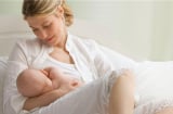 5 mẹo khiến bé không còn “cắn” mẹ trong lúc bú